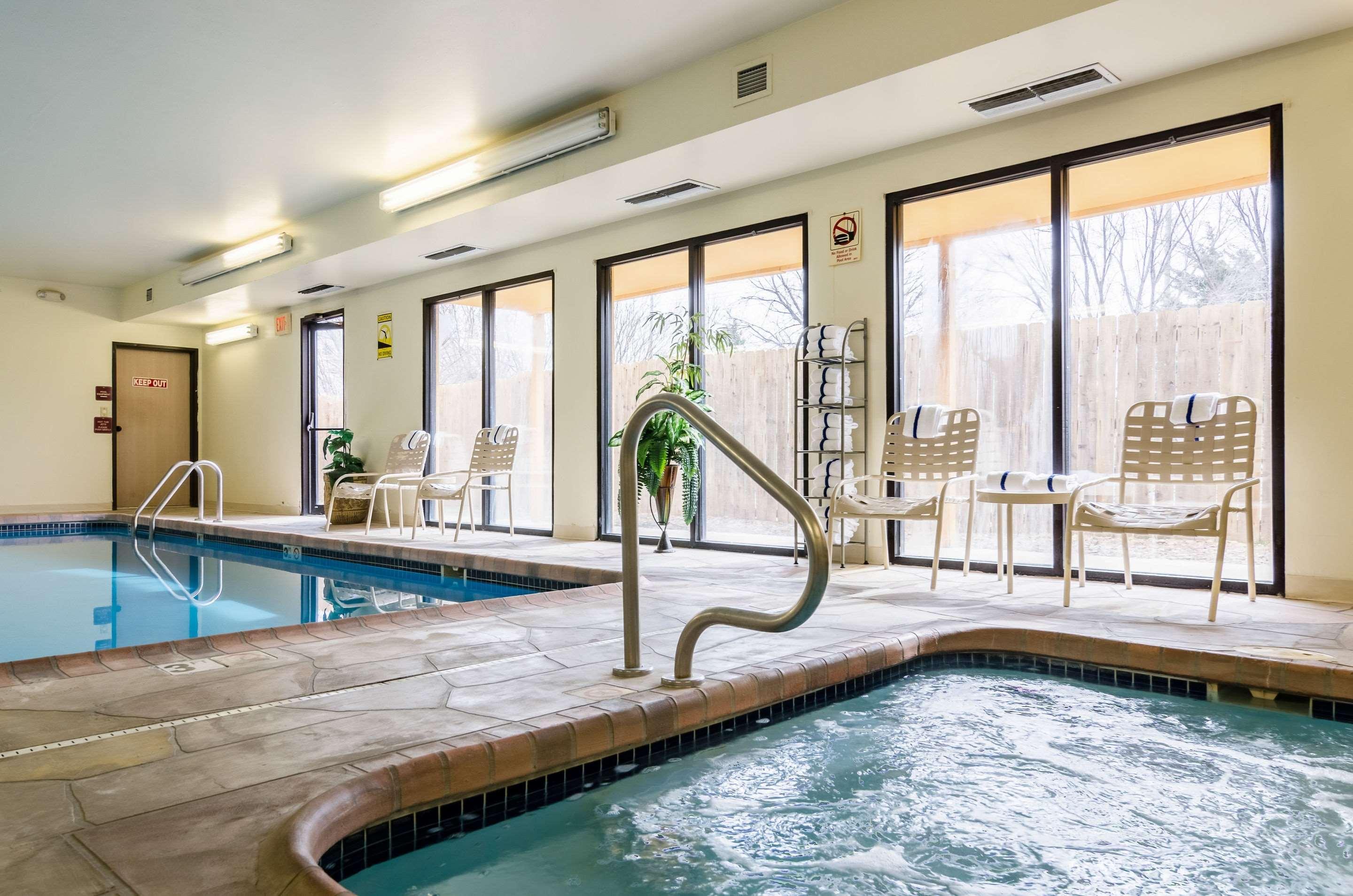 Quality Inn & Suites Манхэттен Экстерьер фото