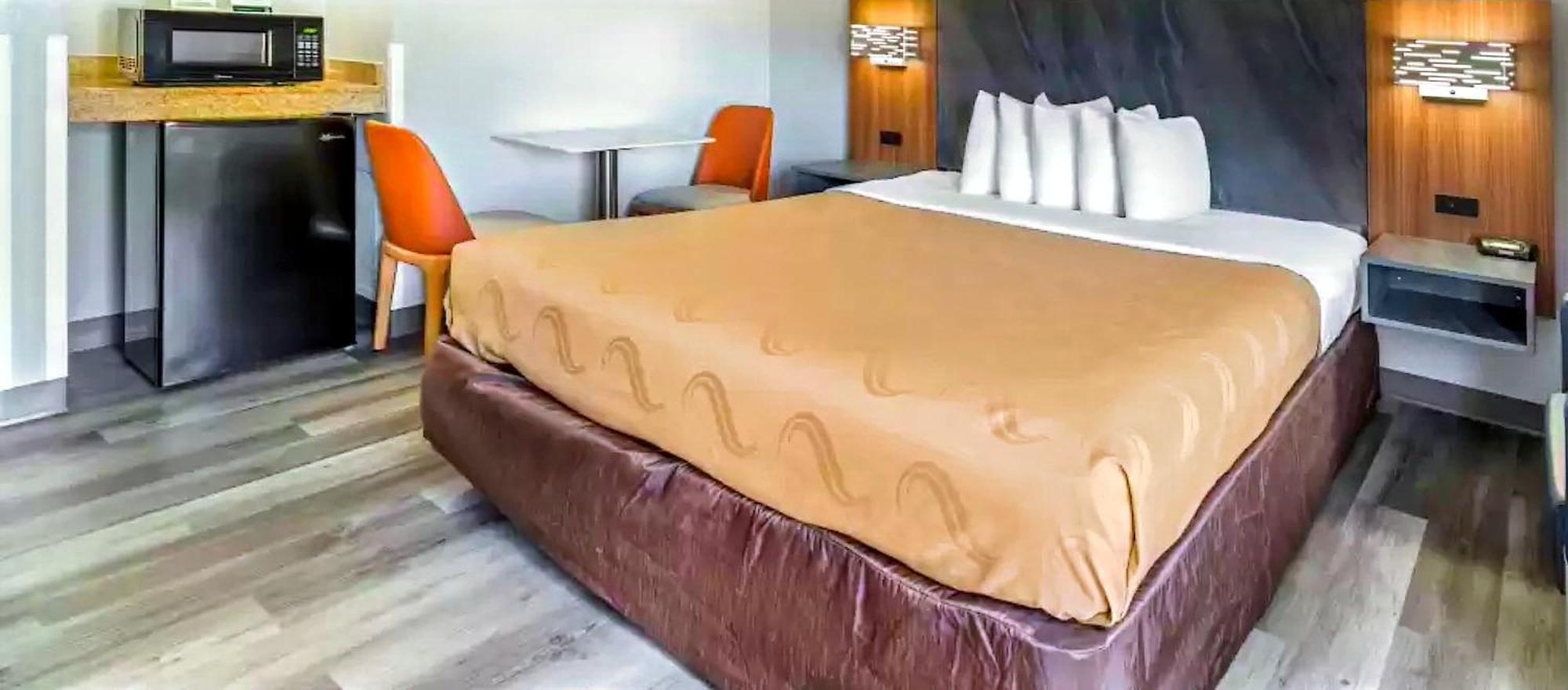 Quality Inn & Suites Манхэттен Экстерьер фото