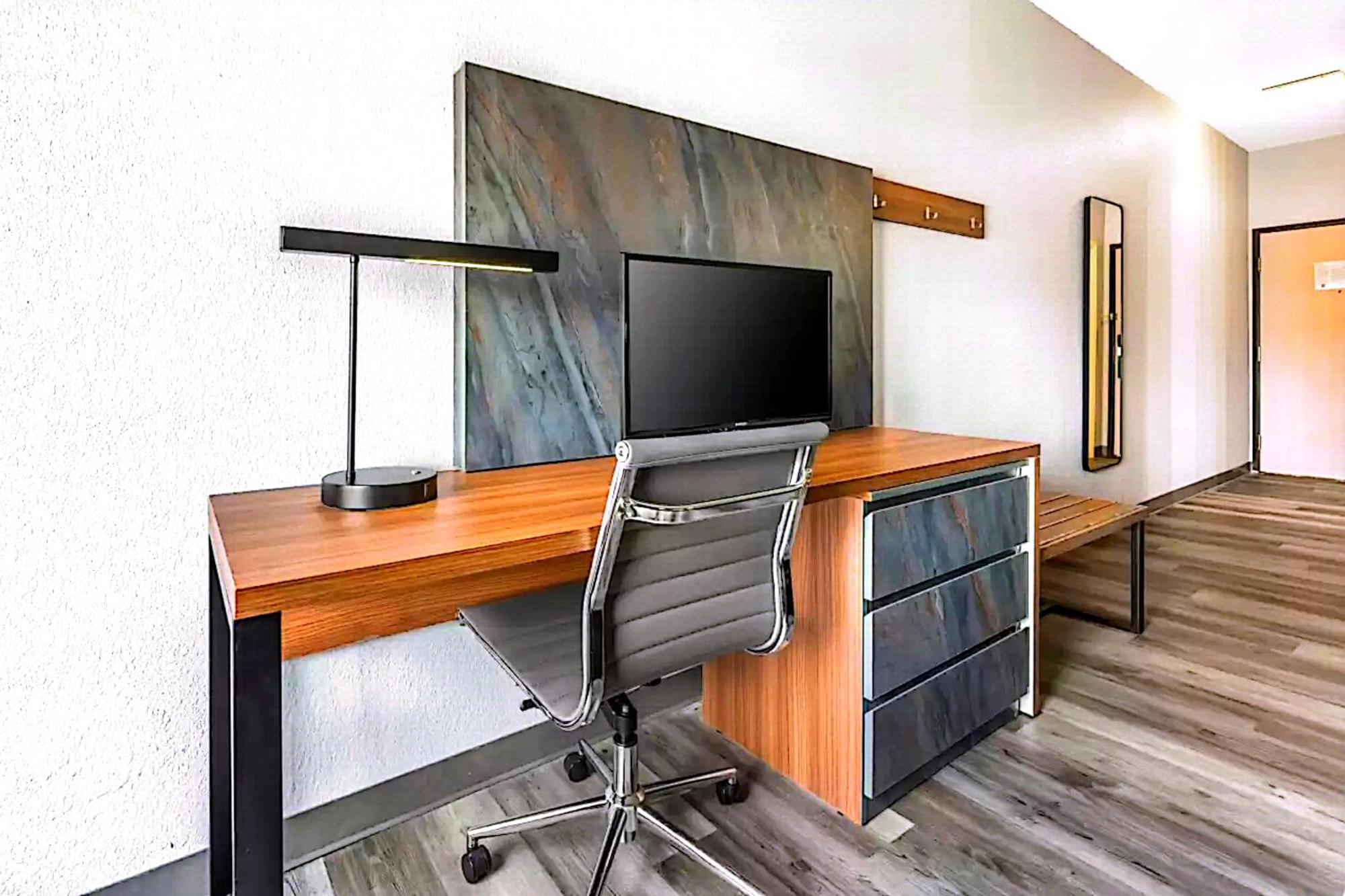 Quality Inn & Suites Манхэттен Экстерьер фото