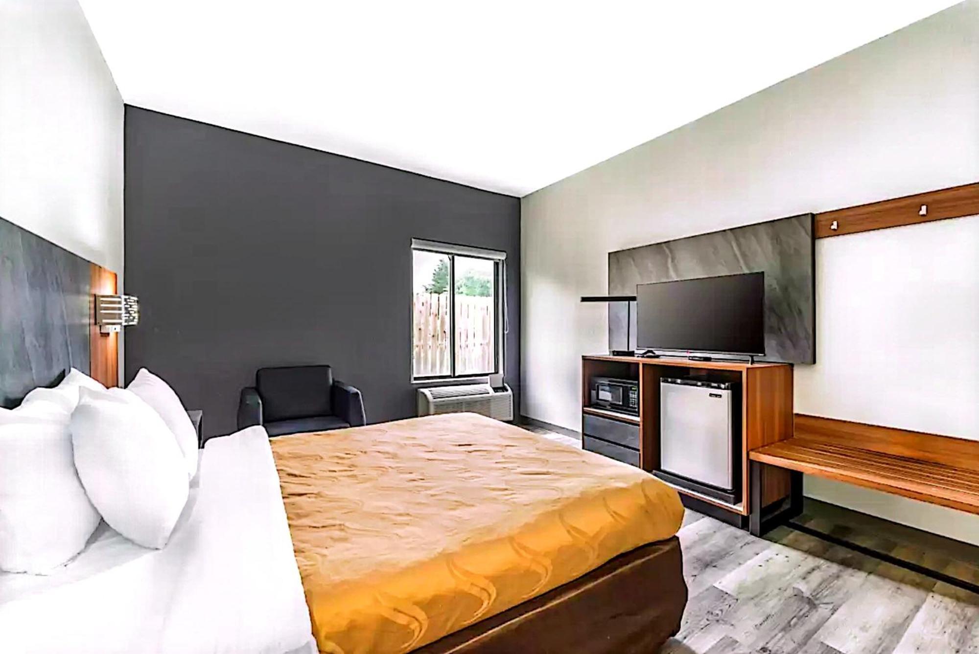 Quality Inn & Suites Манхэттен Экстерьер фото