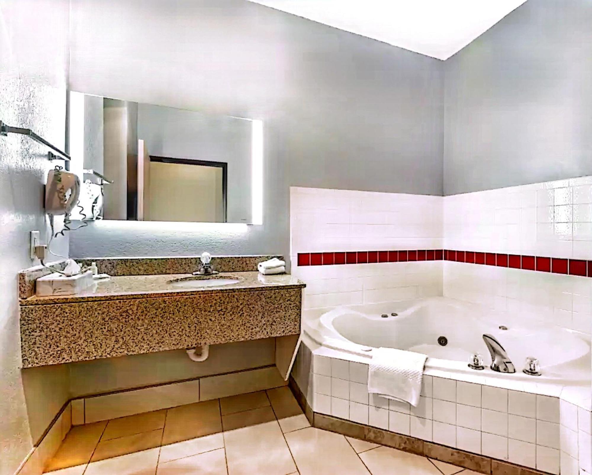 Quality Inn & Suites Манхэттен Экстерьер фото