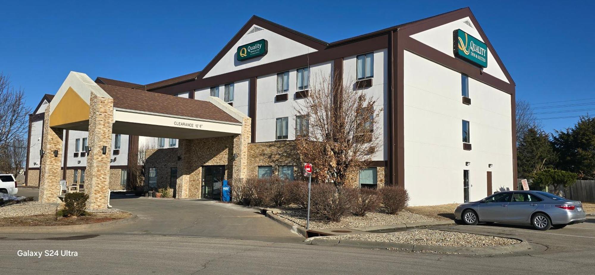 Quality Inn & Suites Манхэттен Экстерьер фото