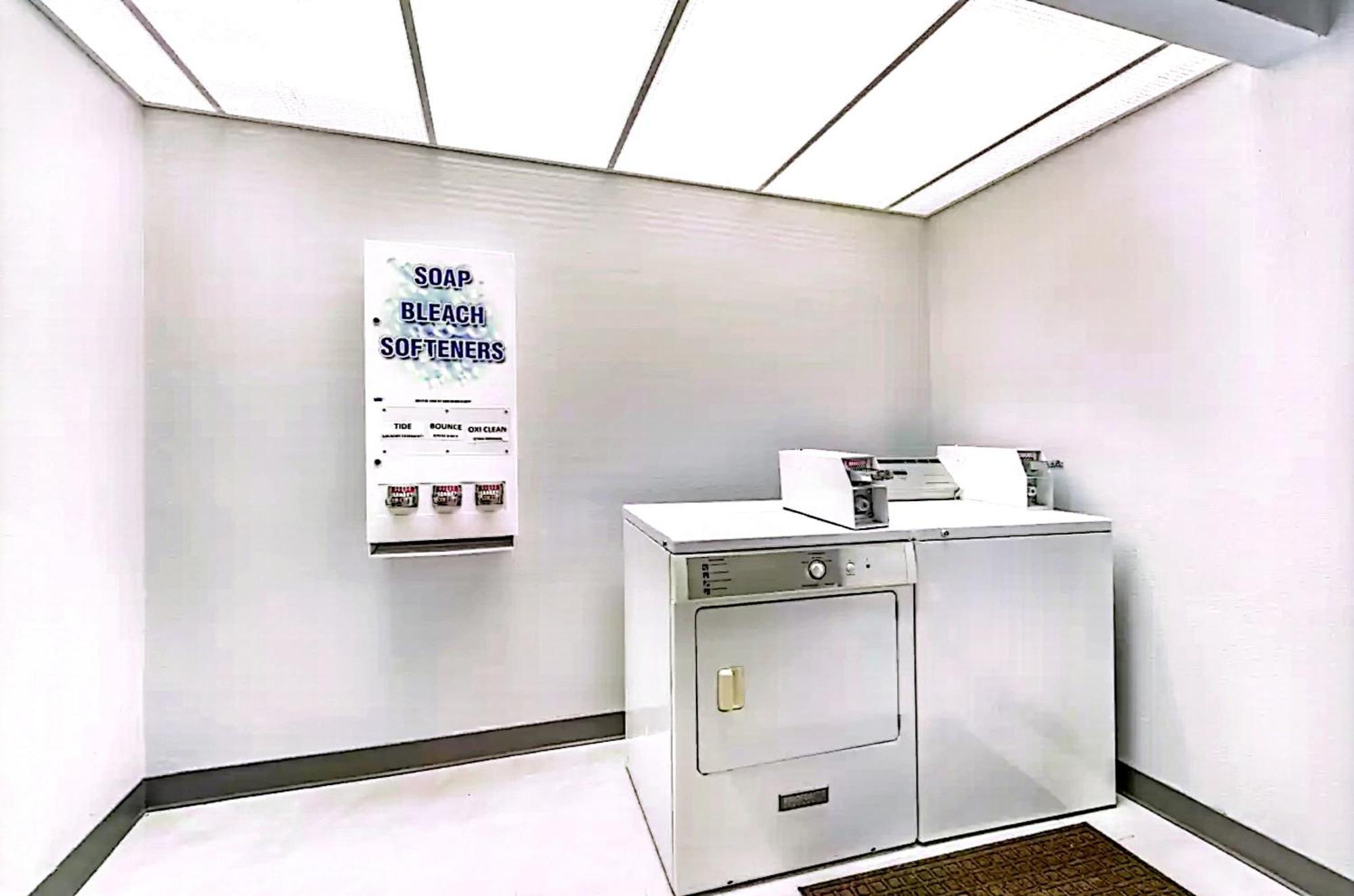 Quality Inn & Suites Манхэттен Экстерьер фото
