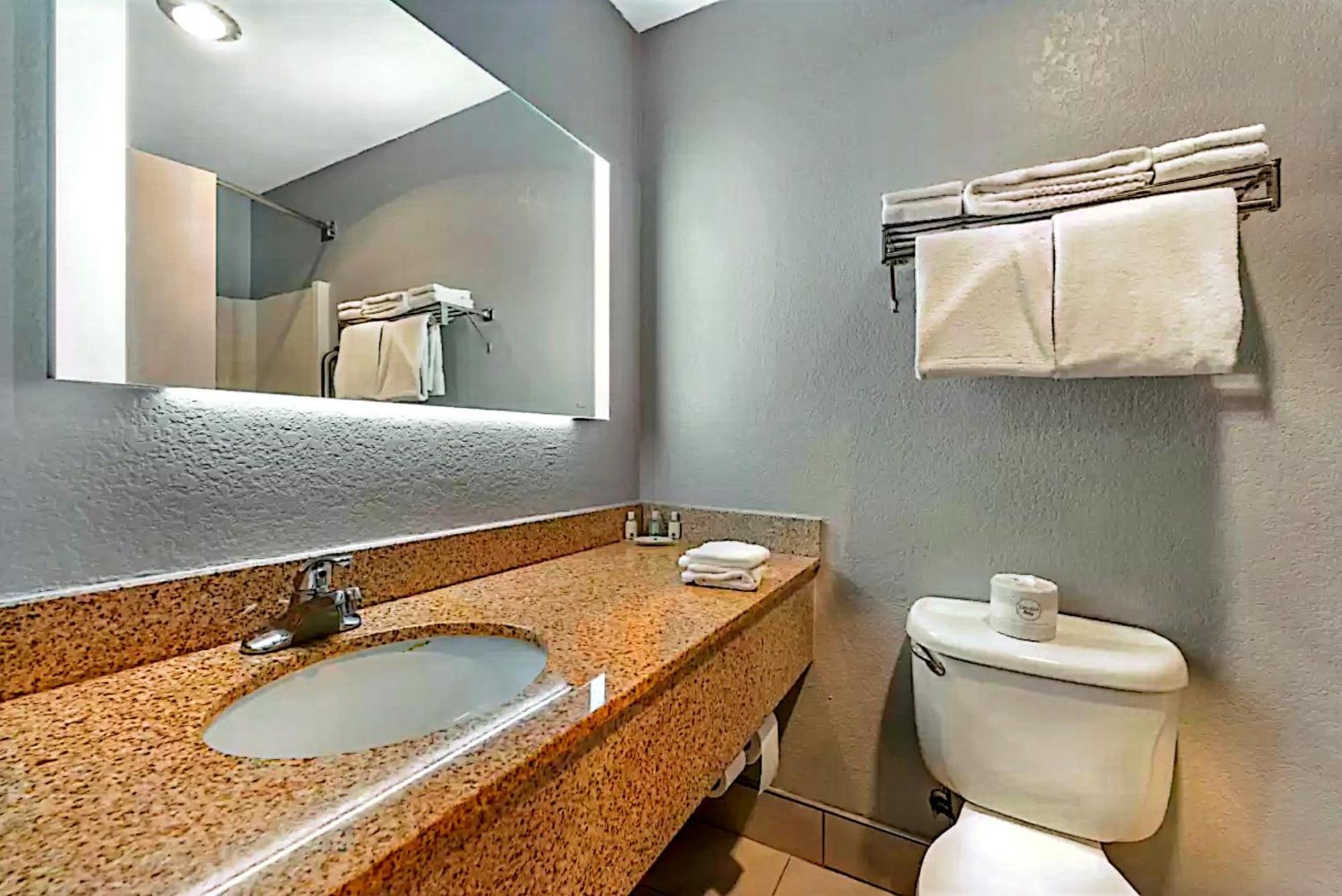 Quality Inn & Suites Манхэттен Экстерьер фото