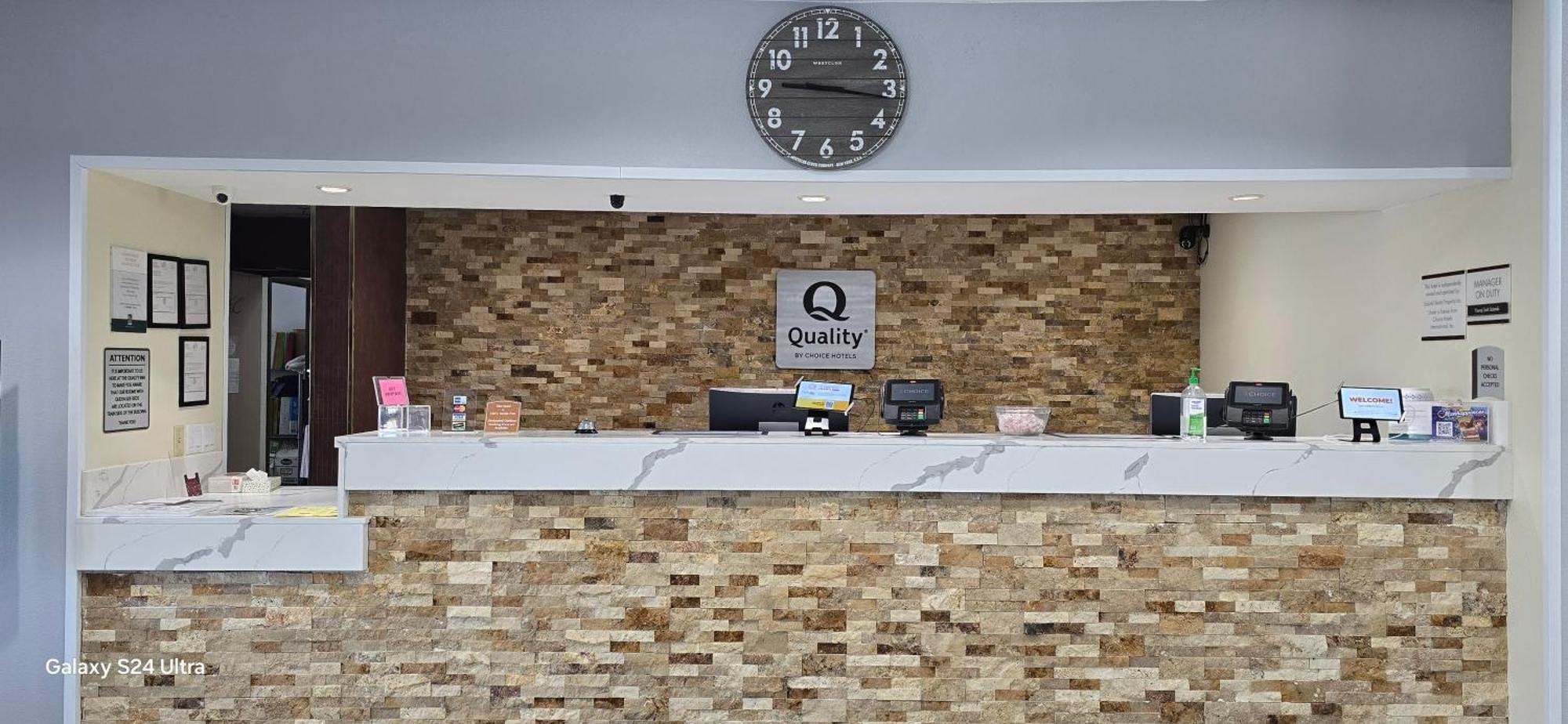 Quality Inn & Suites Манхэттен Экстерьер фото