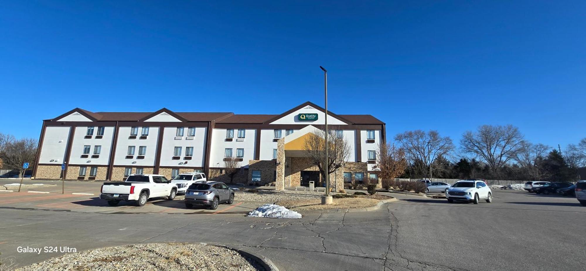 Quality Inn & Suites Манхэттен Экстерьер фото
