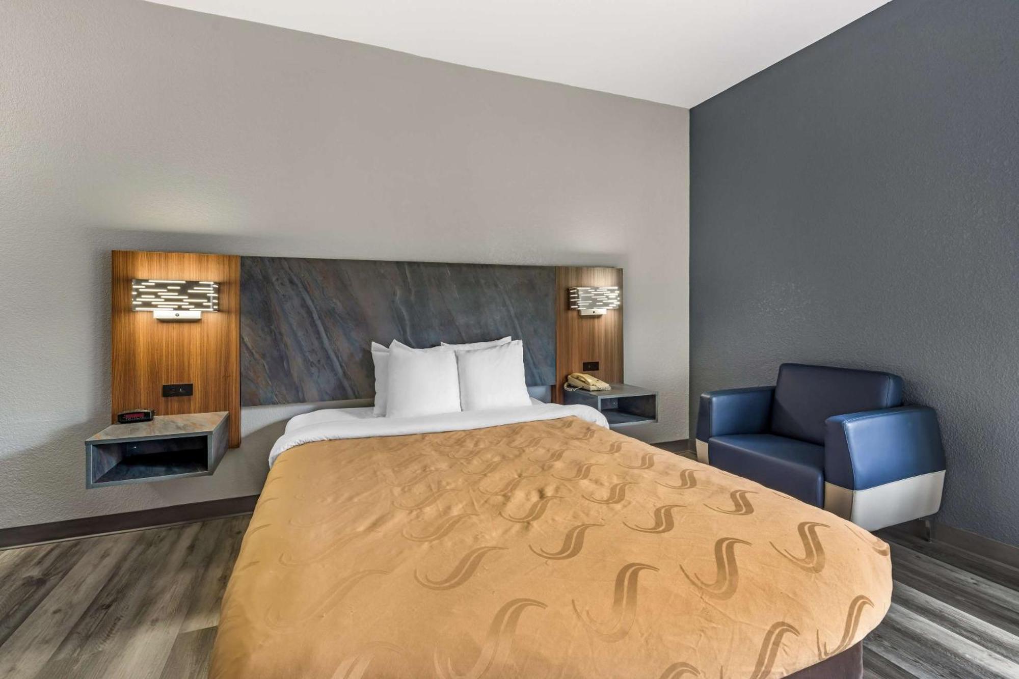 Quality Inn & Suites Манхэттен Экстерьер фото