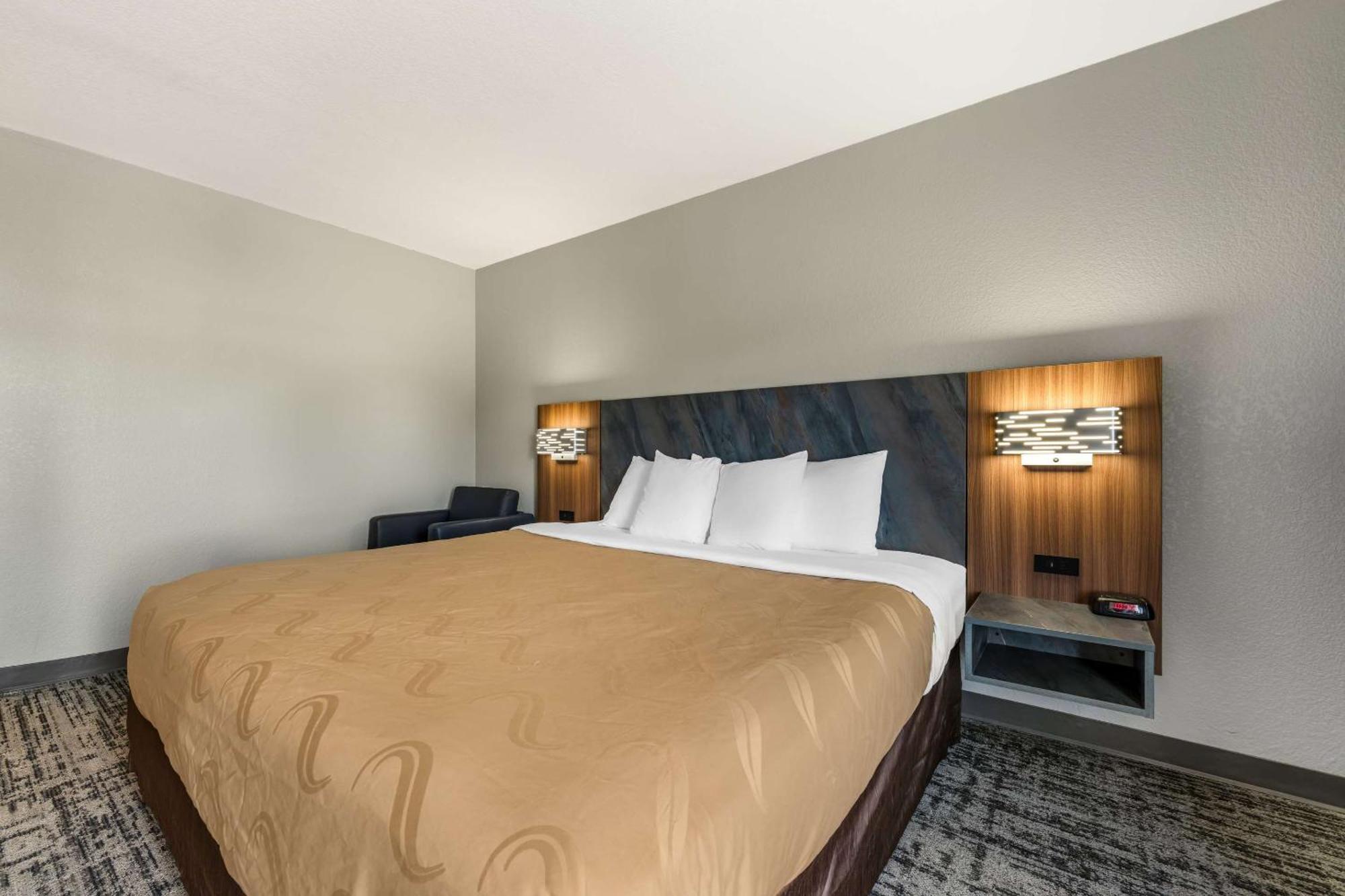 Quality Inn & Suites Манхэттен Экстерьер фото