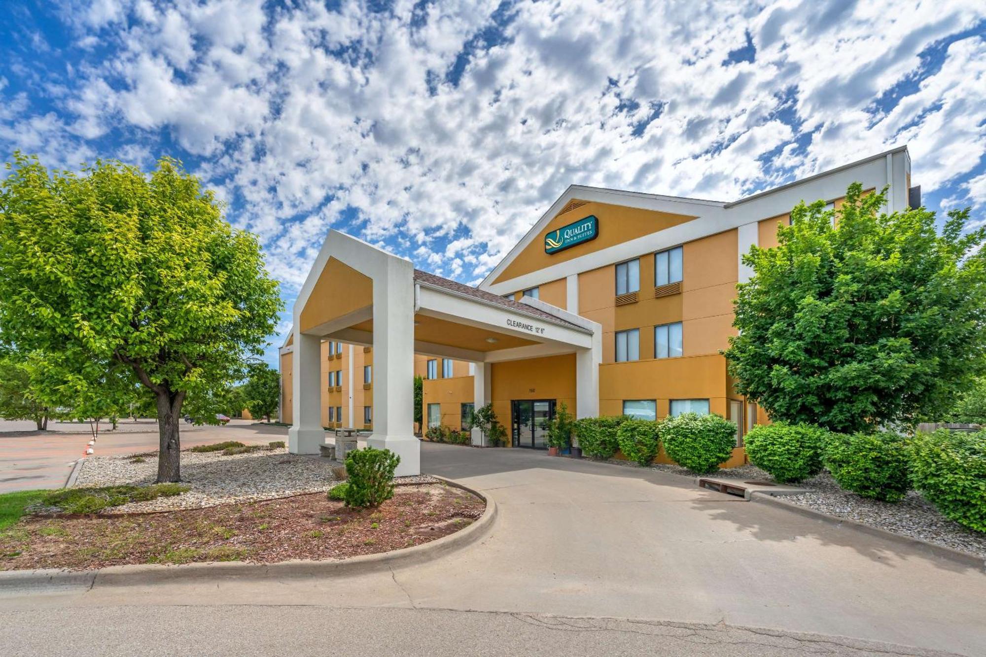 Quality Inn & Suites Манхэттен Экстерьер фото